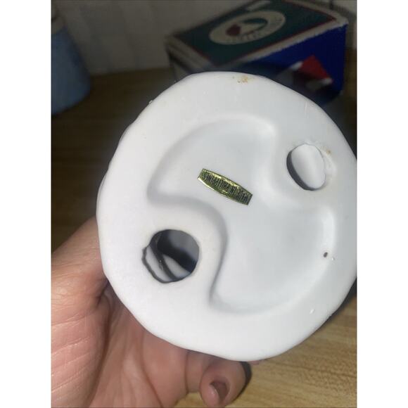 Christmas Valley Porcelain Wishing Well Hand Painted 3” X 3” Boxed - Picture 7 of 8